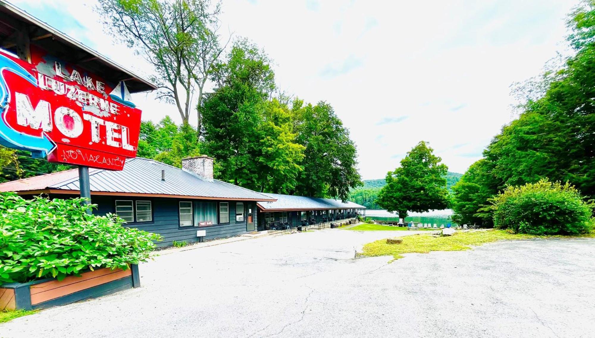 Motel Luzerne Lake Luzerne Bagian luar foto